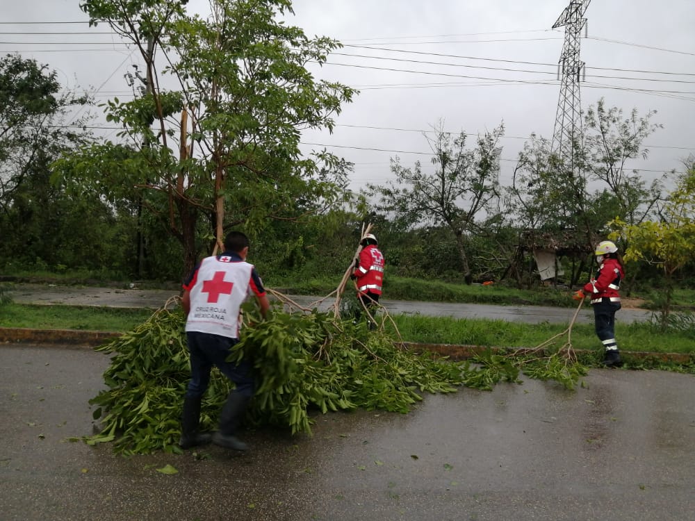 Por 'Zeta', voluntarios de la Cruz Roja recorren la zona oriente de Yucatán